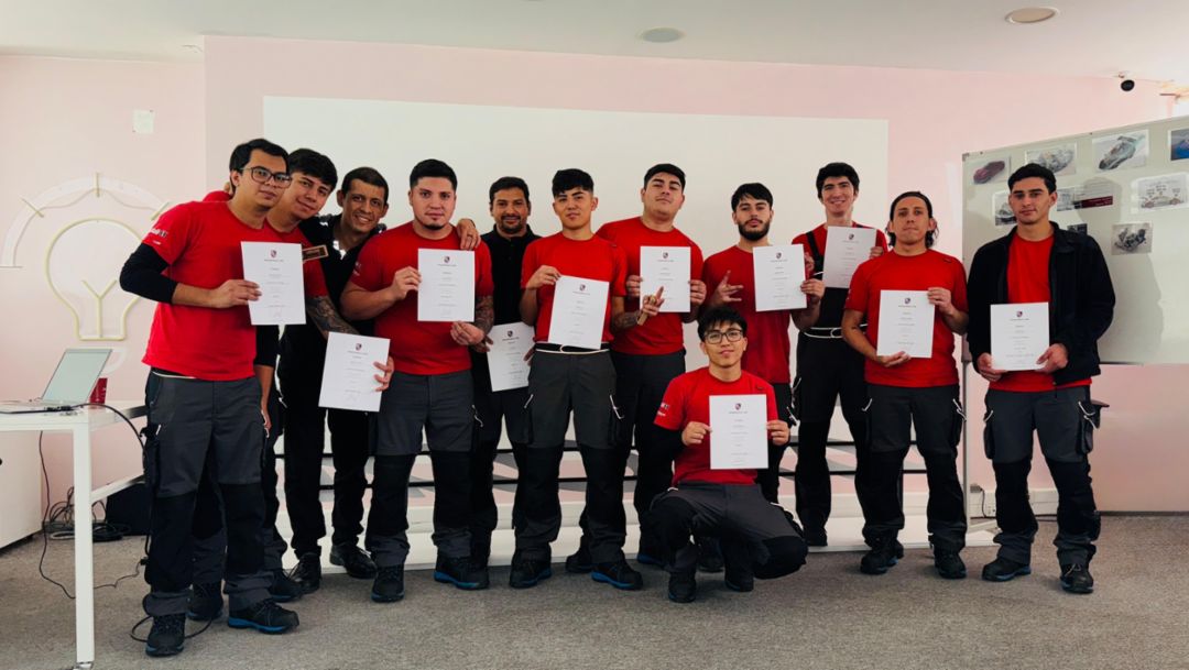  Porsche Center Santiago certifica a sus t&eacute;cnicos bajo est&aacute;ndar internacional Porsche