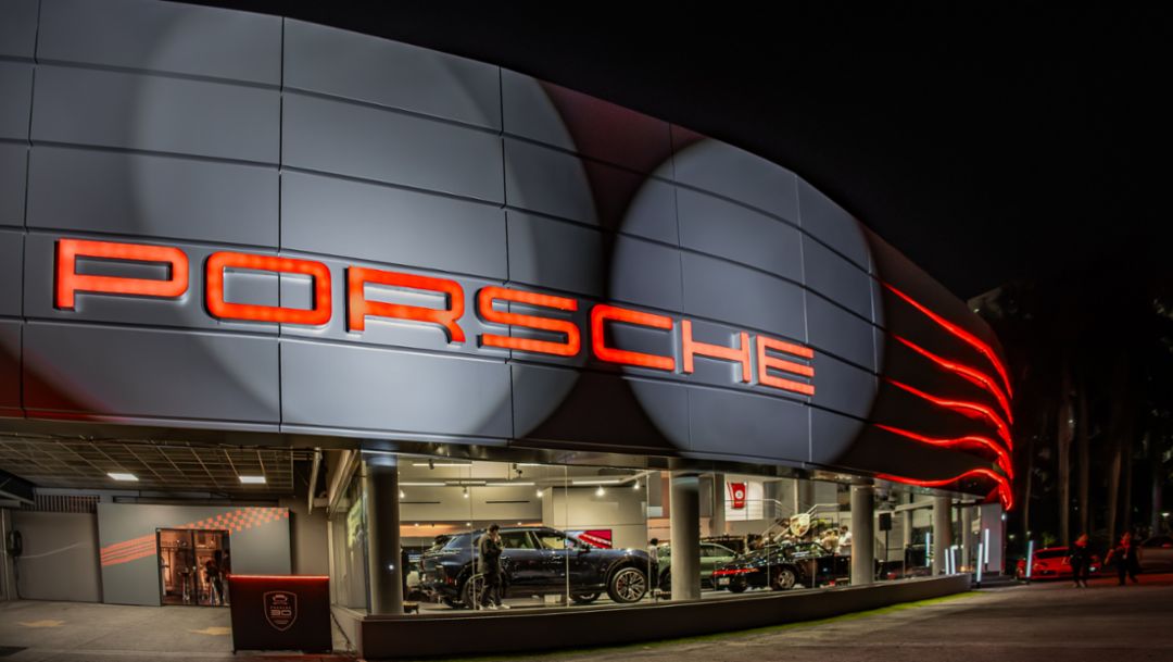 Una experiencia completamente renovada: reabre Porsche Center Panam&aacute; bajo el concepto Destination Porsche