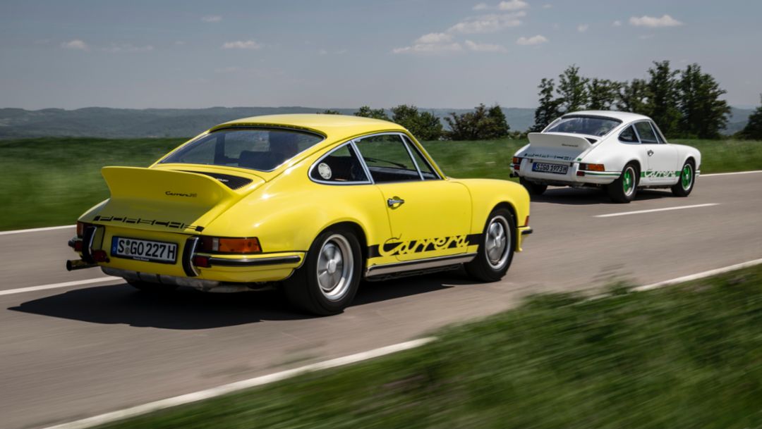 911 Carrera RS 2.7, Touring-Version und Sport-Version (l-r), 2022, Porsche AG