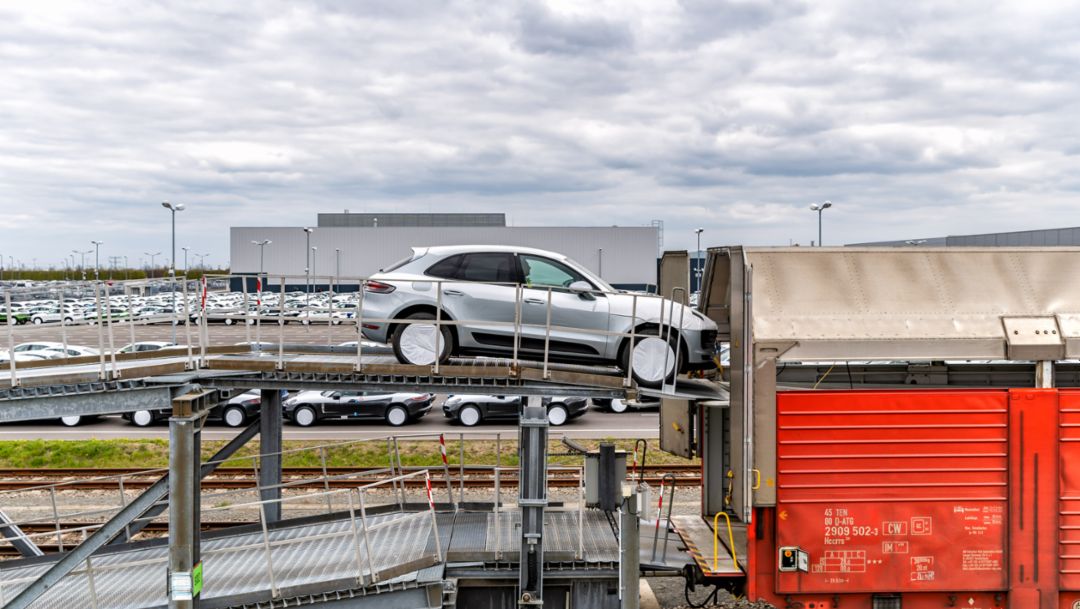 Rail loading Macan, Leipzig, 2019, Porsche Leipzig GmbH