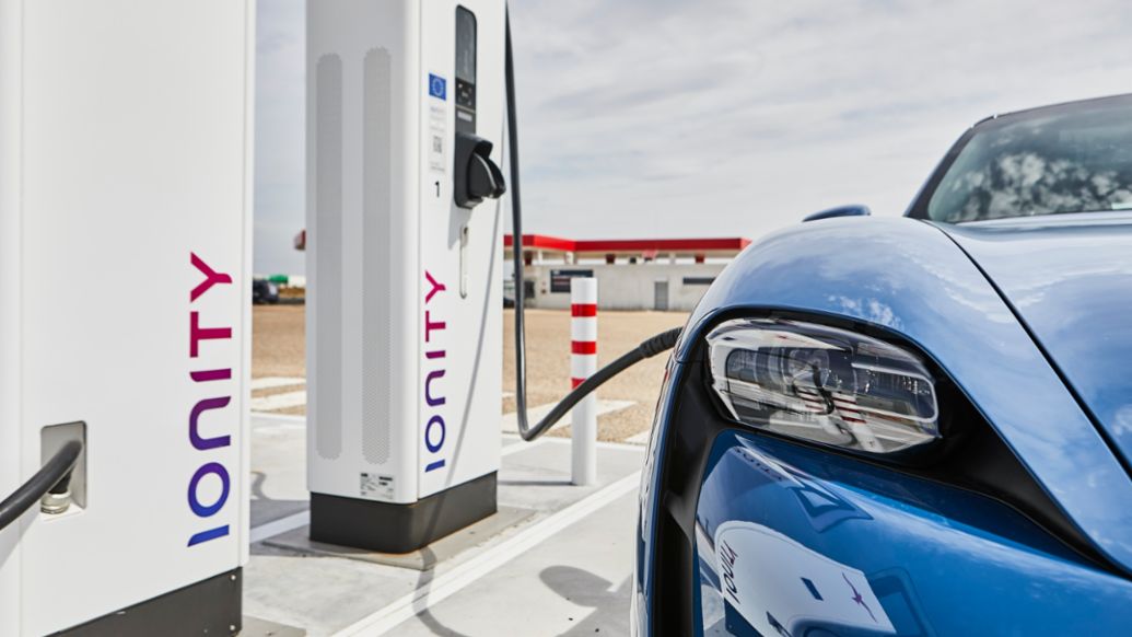 Porsche Taycan, ruta Madrid - Bilbao, 2021, Porsche Ib&eacute;rica