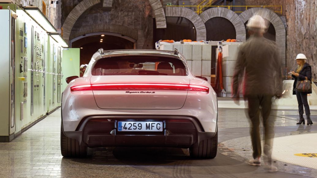 Porsche Taycan Turbo S Cross Turismo, central hidroel&eacute;ctrica Aldead&aacute;vila, 2023, Porsche Ib&eacute;rica