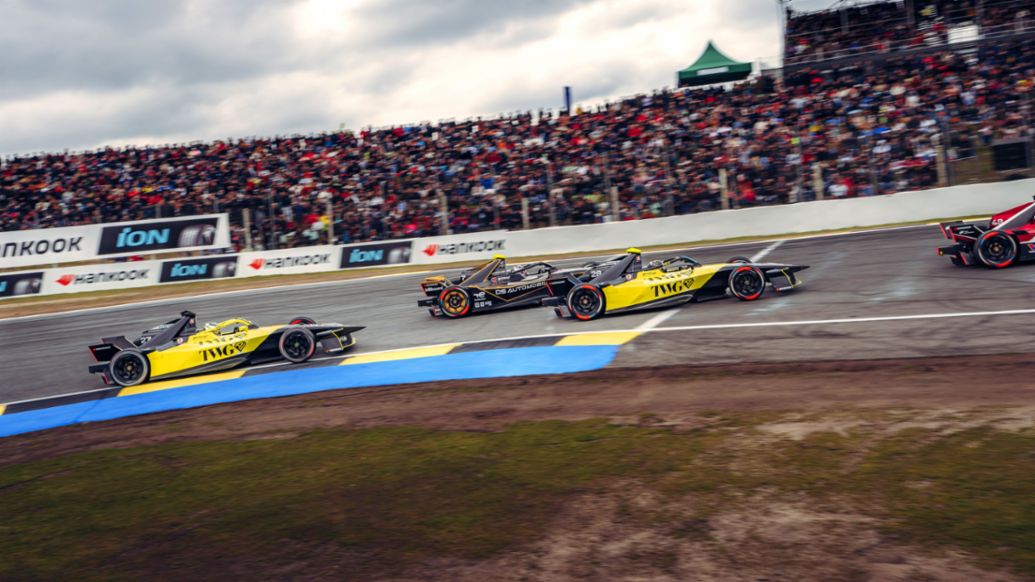 Felipe Drugovich, Porsche 99X Electric (n&ordm; 28) (delante) y Jake Dennis, Porsche 99X Electric (n&ordm; 27), Andretti F&oacute;rmula E, E-Prix de Madrid, 2026, Porsche AG