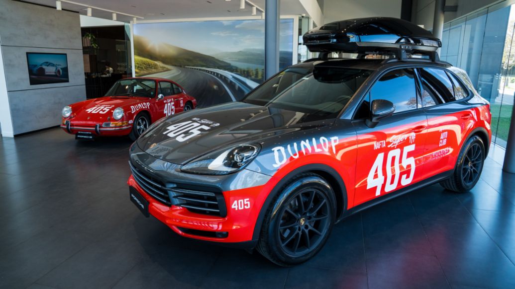 Porsche 911 S (1969), Porsche Cayenne (2019), Evento presentaci&oacute;n Sobiesław Zasada, Buenos Aires, Argentina, 2026, Porsche Center Buenos Aires.