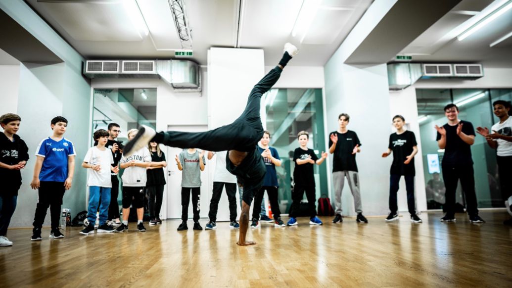 The breakdance group &bdquo;Flying Steps&rdquo;, l-r, Roadtrip Back2Tape, Berlin, 2020, Porsche AG
