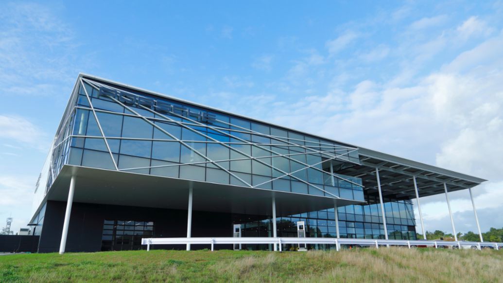 Porsche Experience Center (PEC) Tokio, 2021, Porsche AG