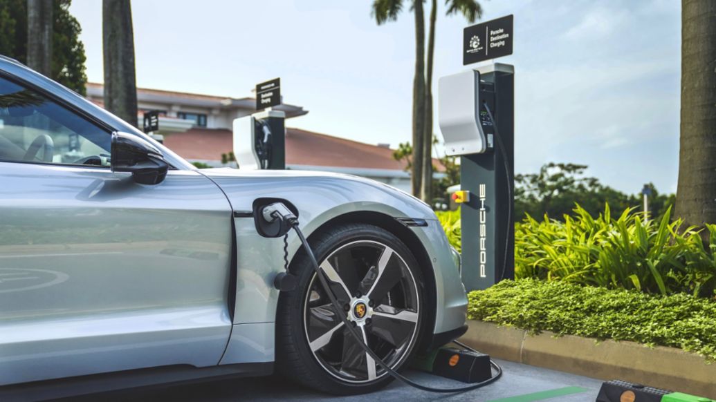 Taycan Turbo S, Porsche Destination Charging, 2021, Porsche AG