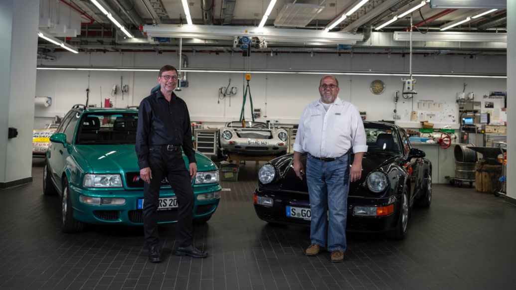 Michael H&ouml;lscher, Projektleiter des Audi Avant RS2 bei Porsche, Ralf Friese, Unternehmenshistoriker bei Audi, l-r, Audi Avant RS2, 911, 2021, Porsche AG