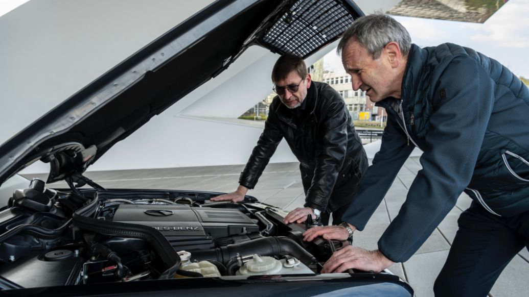 Michael H&ouml;lscher, Projektleiter Entwicklung, Michael M&ouml;nig, Prototypenmanagement, l-r, Mercedes-Benz 500 E, 2021, Porsche AG