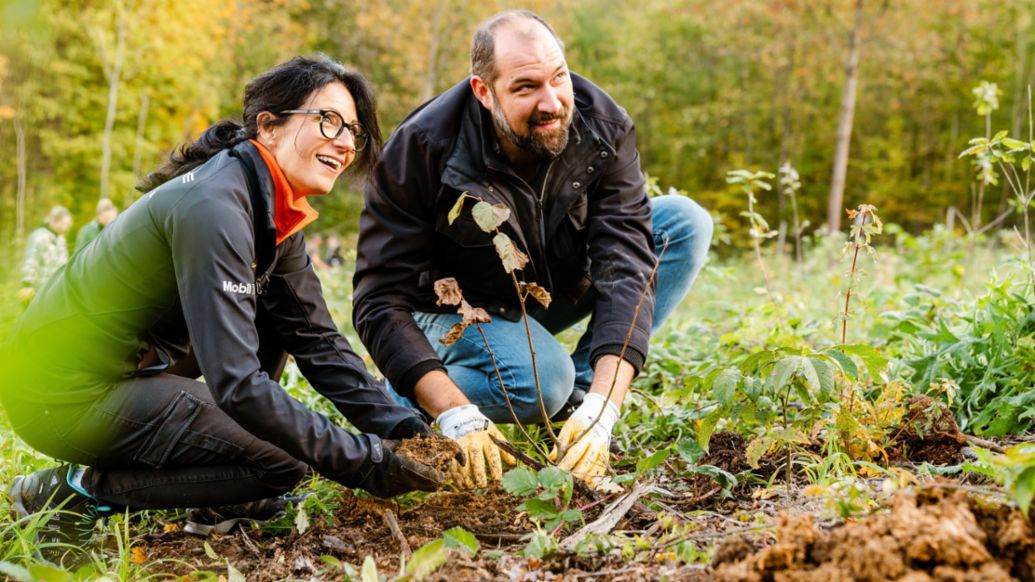 Barbara Frenkel, Member of the Executive Board, Procurement, Carsten Schumacher, Chairman of the Works Council Weissach, 2021, Porsche AG