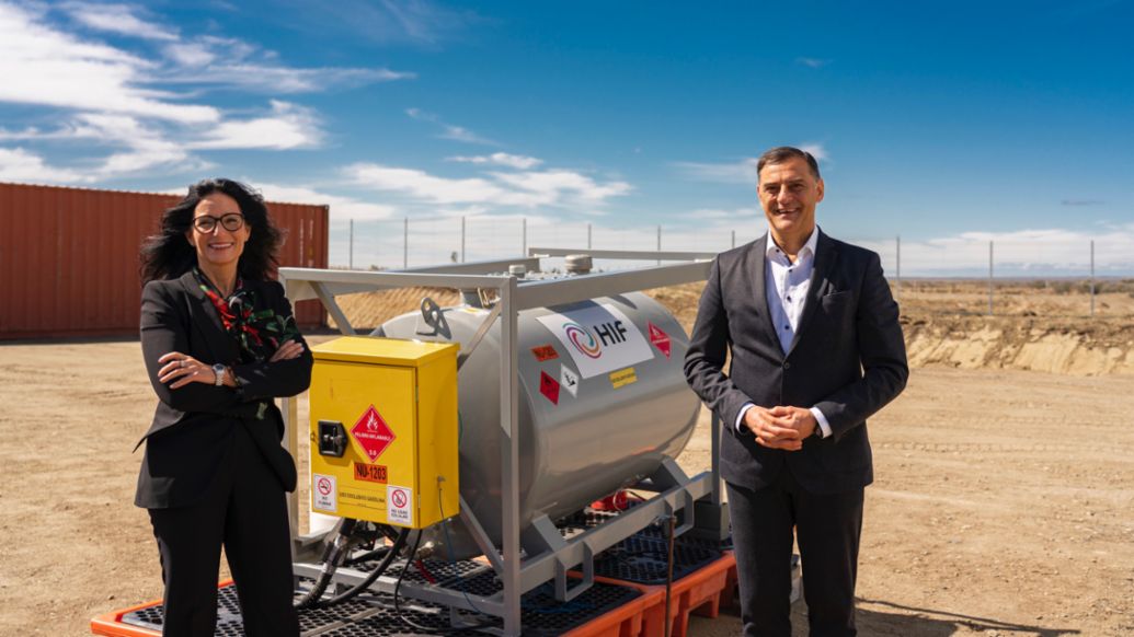 Barbara Frenkel, miembro del Consejo de Direcci&oacute;n de Porsche AG (Compras), Michael Steiner, miembro del Consejo de Direcci&oacute;n de Porsche AG (Investigaci&oacute;n y Desarrollo), planta piloto de e-fuels Haru Oni, Punta Arenas, Chile, 2023, Porsche AG
