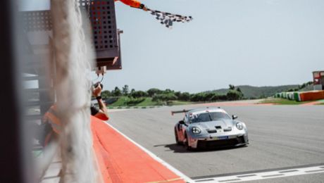 Jack Sherwood inaugura la nuova stagione della GT3 Cup con due vittorie