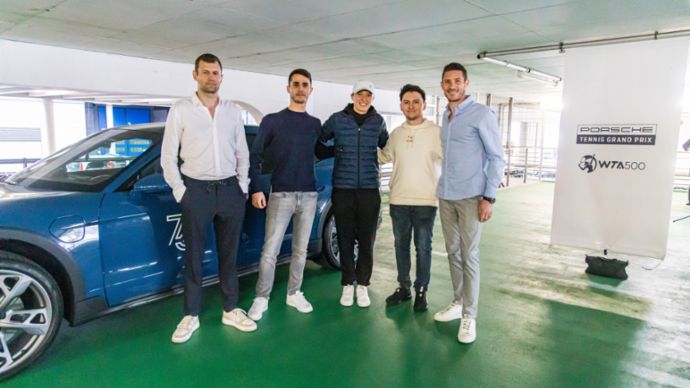 Michael Christensen, Thomas Preining, Joshua Rogers and Kevin Estre with Iga Swiatek, 2023, Porsche AG