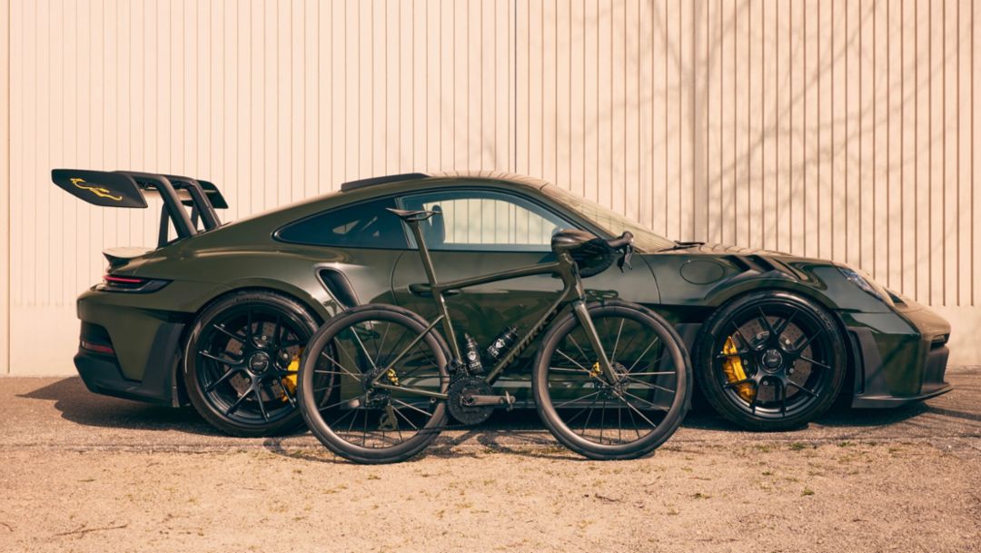 Dos pasiones, un color: cómo un Porsche 911 GT3 RS inspira una bicicleta a juego