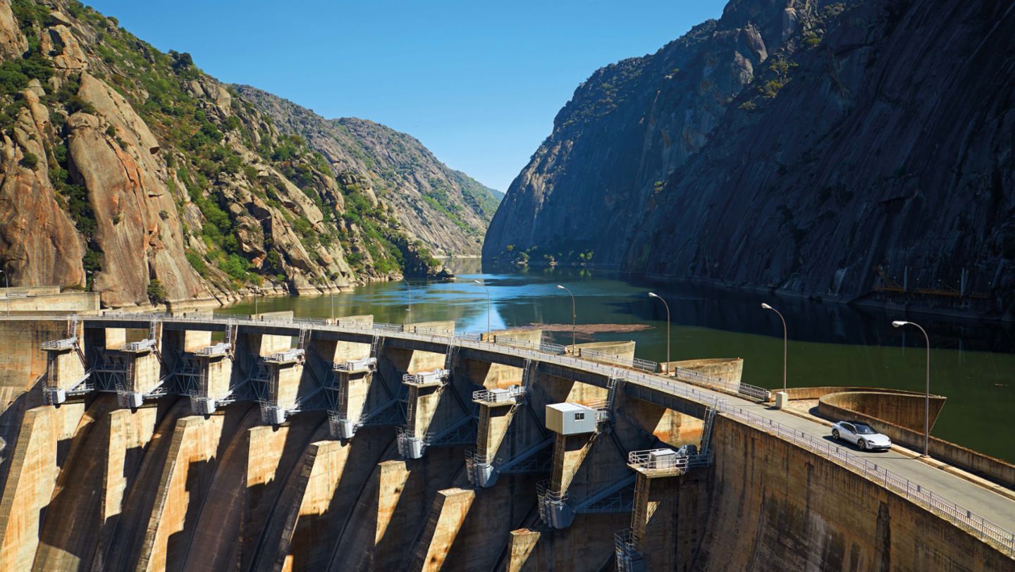 Porsche Taycan Turbo S Cross Turismo, central hidroeléctrica Aldeadávila, 2023, Porsche Ibérica