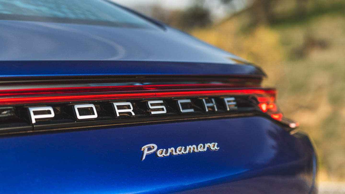 Panamera, Gentian Blue, 2021, PCNA
