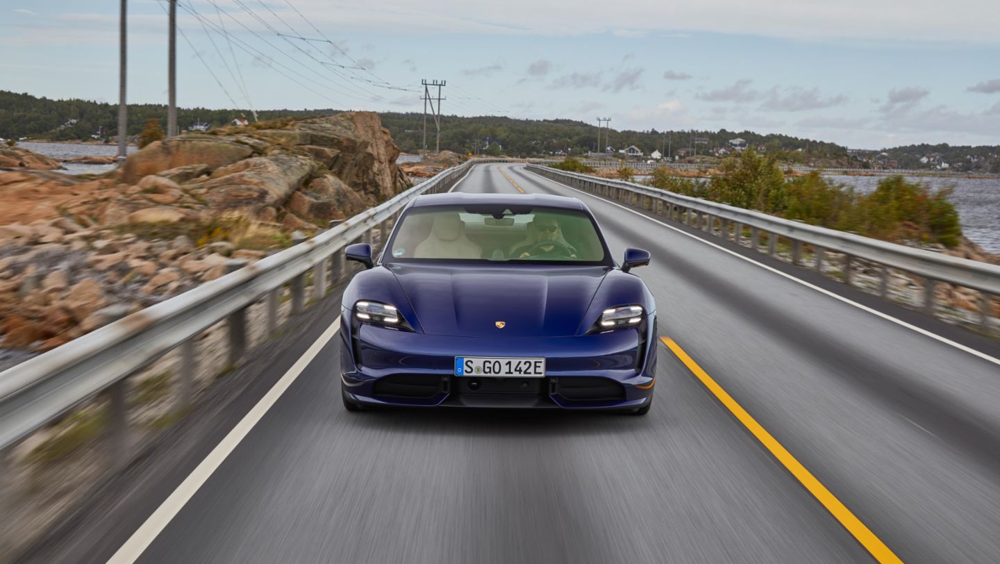 Taycan Turbo, azul Gentián metalizado, test de presentación a la prensa, Europa, 2019, Porsche AG