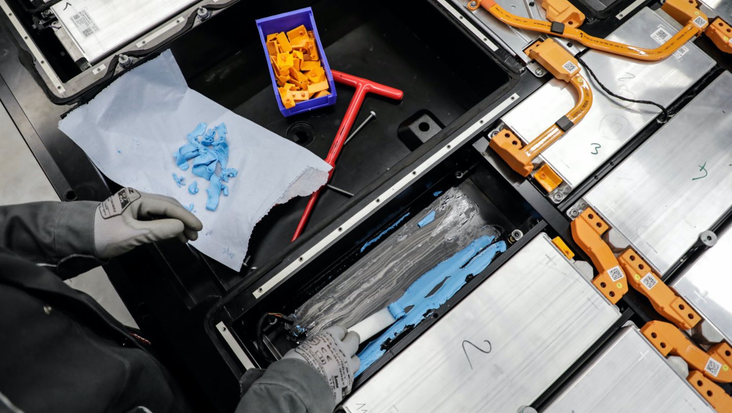 Taller de reparación de baterías de alta tensión, Zuffenhausen, 2022, Porsche AG