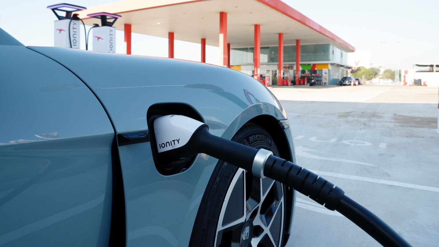 Ruta Stuttgart - Sevilla, Porsche Taycan, 2024, Porsche AG