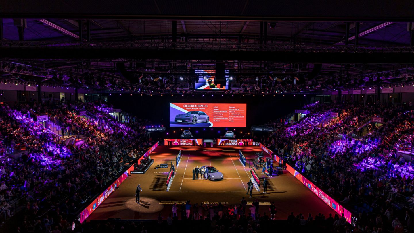 Heiko Hauser (Johanniter-Unfall-Hilfe), Albrecht Reimold (Mitglied des Vorstandes, Produktion und Logistik, Porsche AG), Andrea Petkovic und Stefan Barth (Stiftung Agapedia) (l-r), Asse für Charity, Porsche Tennis Grand Prix, 2024, Porsche AG